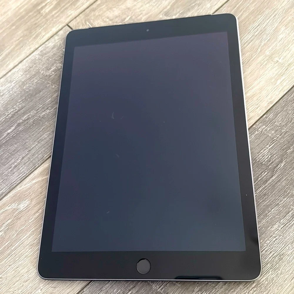 Apple IPad 6th generation 32GB IOS 17.7.5 grey and black